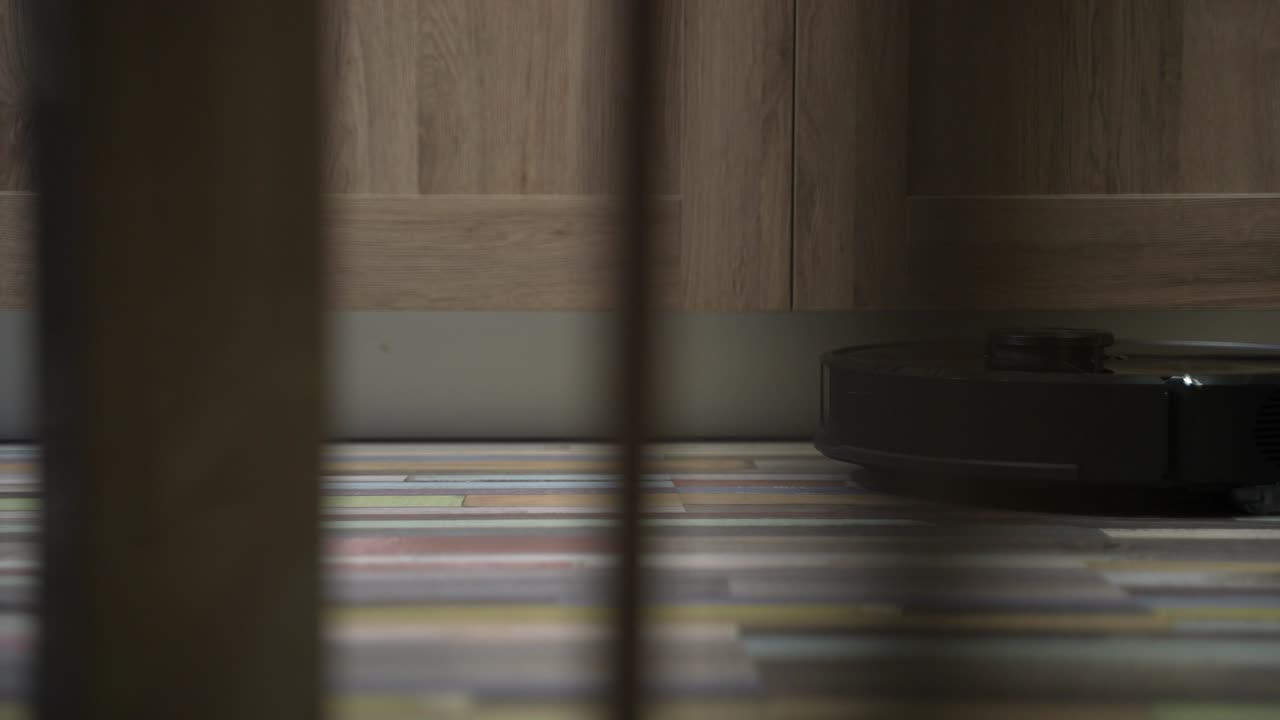 робот-пылесос очищает мебель.