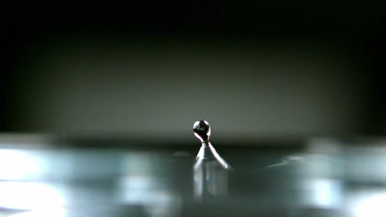 천천히 움직이는 물방울