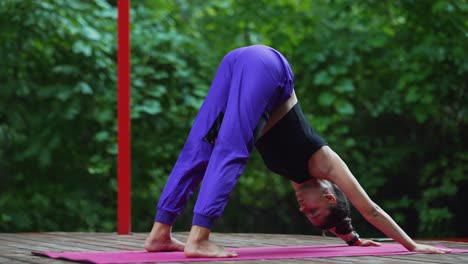 mujer practicando yoga al aire libre