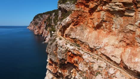 Toma-Aérea-Del-Acantilado-De-Pasjaca,-Una-Increíble-Formación-Rocosa-En-La-Playa-De-Pasjaca