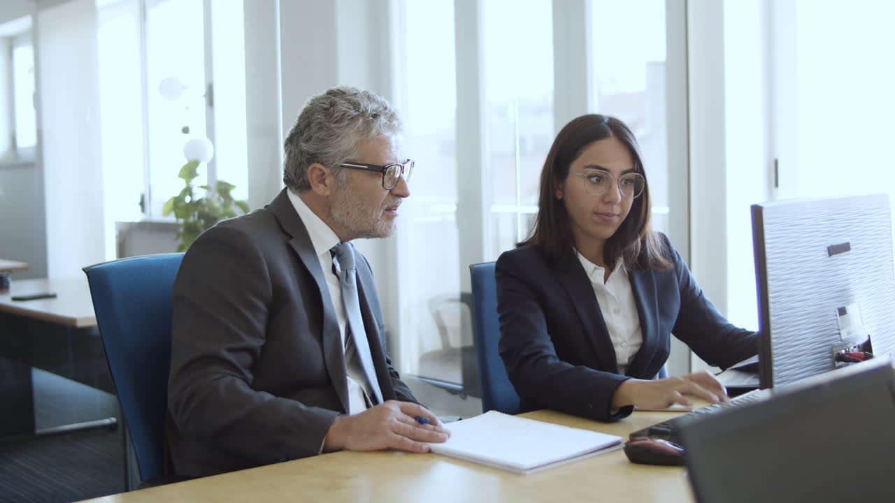 mujer gerente segura de sí misma presentando un informe a su colega