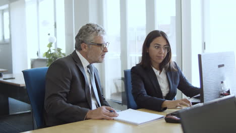 mujer gerente segura de sí misma presentando un informe a su colega