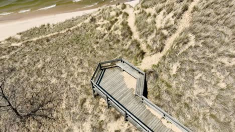 Overhead-Drohne-Luftaufnahmen-Und-Drehen-Sich-über-Dem-Weg