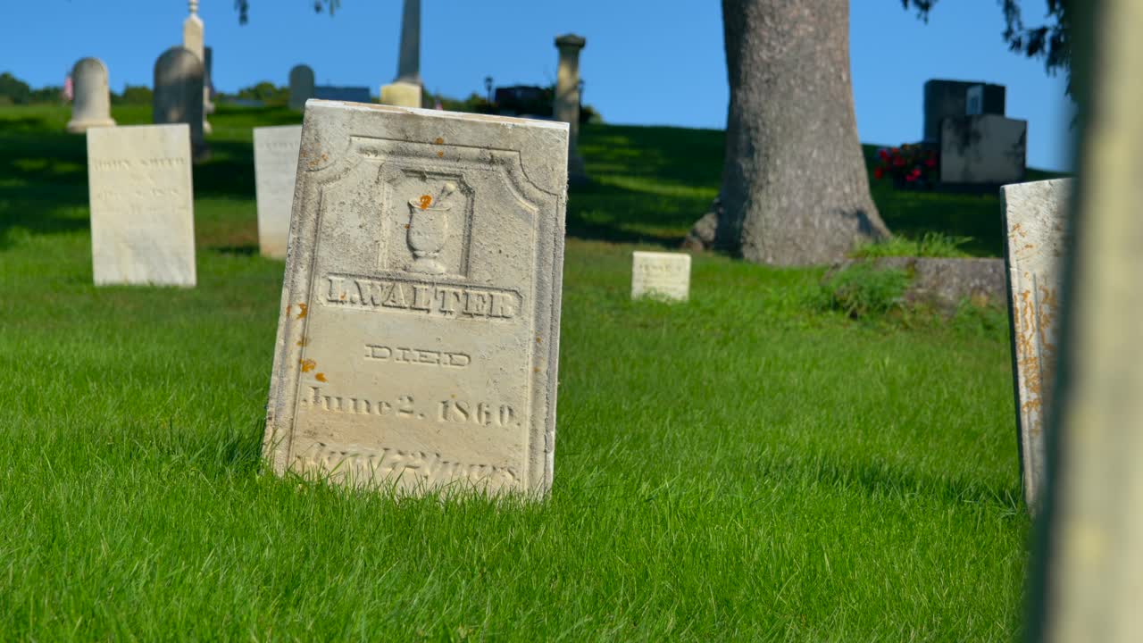 el cementerio con la tumba del buscador de dinero de la década de 1800 llamado luman walters, que está vinculado a algunas de las historias de excavación de dinero de joseph smith jr