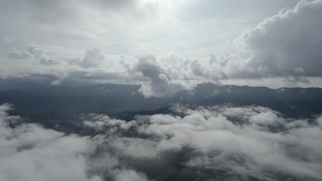 Vuelo-Aéreo-Hacia-Adelante-Entre-Las-Nubes.-Paisaje-Dramático