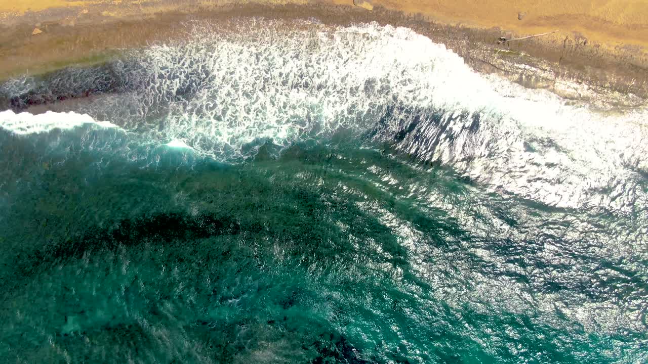 las olas del océano arrastran la costa en costa de isabela, puerto rico, de arriba hacia abajo.