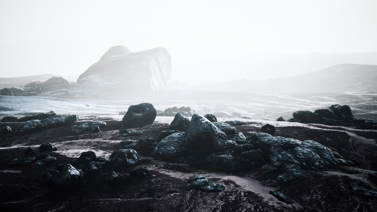 paisaje pintoresco con hermosas montañas de nieve en nubes bajas