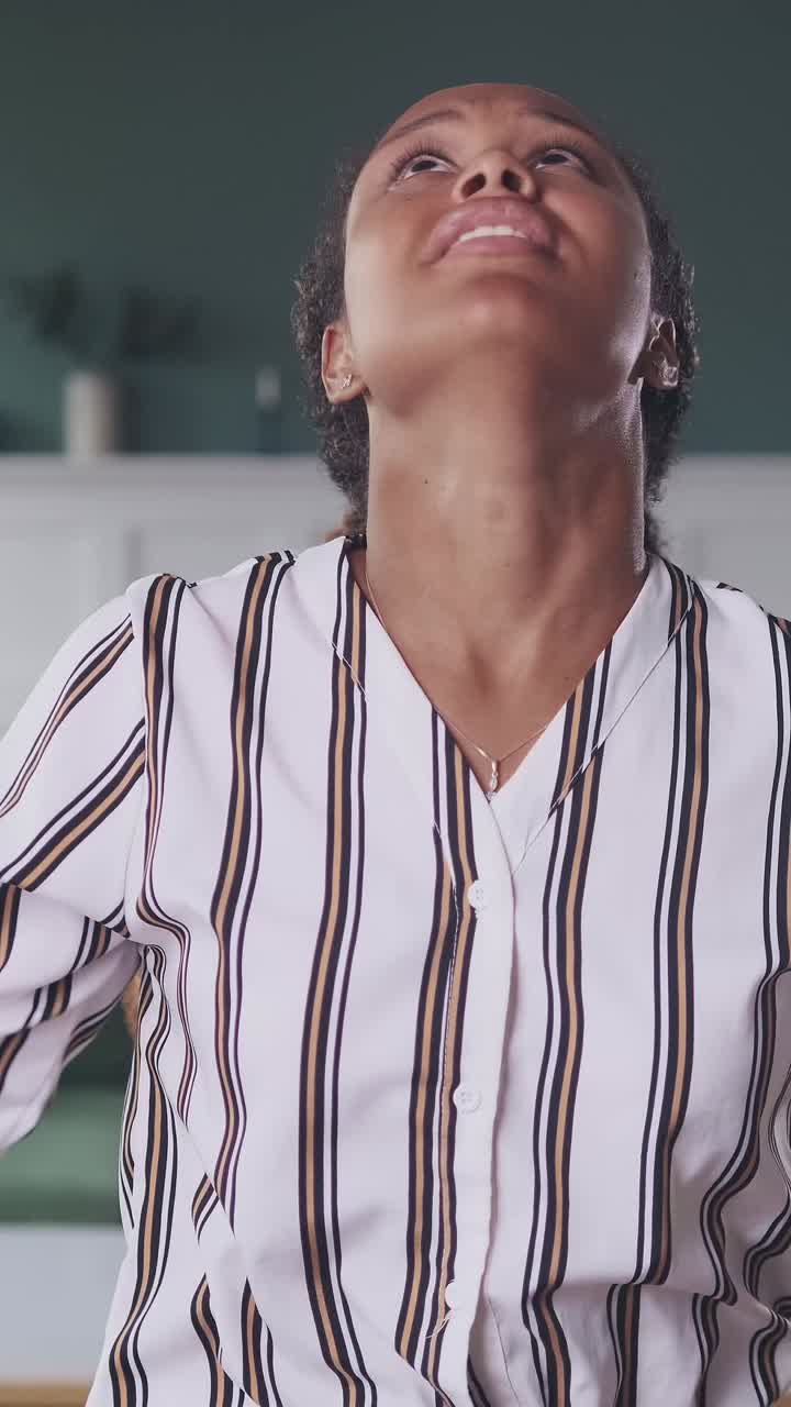 Jovem mulher afro-americana infeliz e desapontada segura a cabeça e está nervosa.