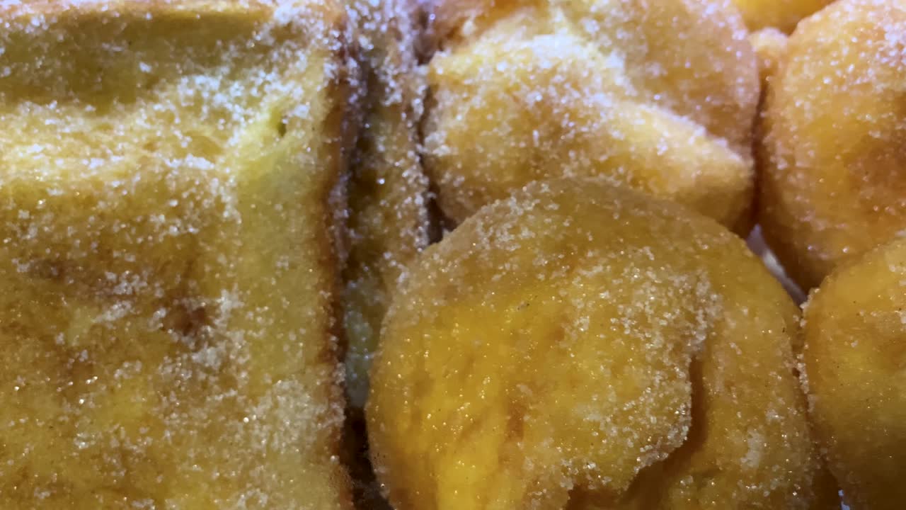 포르투갈에서 볼라스 데 베를림 (bolas de berlim) 은 뜨거운 여름날 해변에서 따뜻하게 제공됩니다.