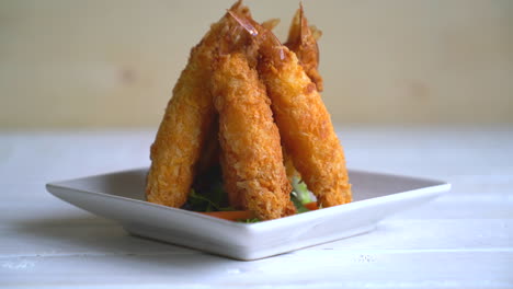 Gambas-Rebozadas-En-Un-Plato-Blanco