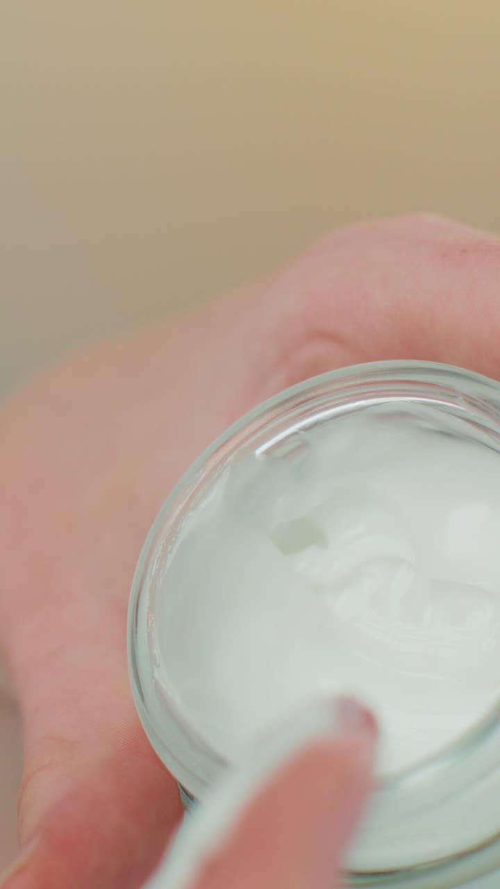 la aplicación de crema facial