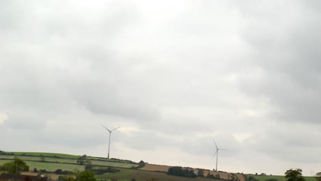 Windkraftanlagen-Drehen-Sich-über-Felder