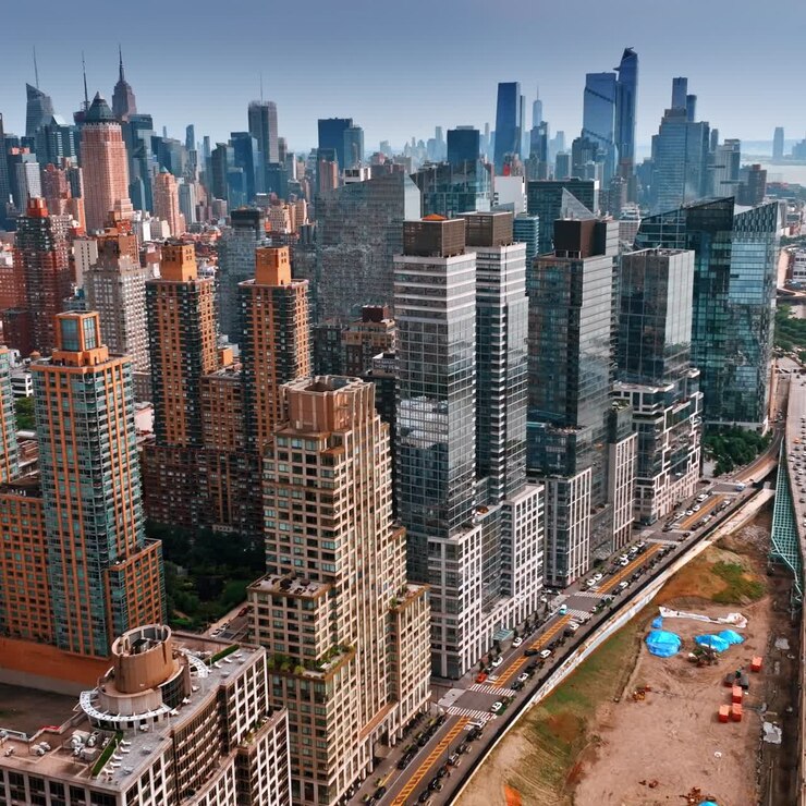 Vista aérea de uma cidade moderna dos EUA. Voando sobre os edifícios de Manhattan