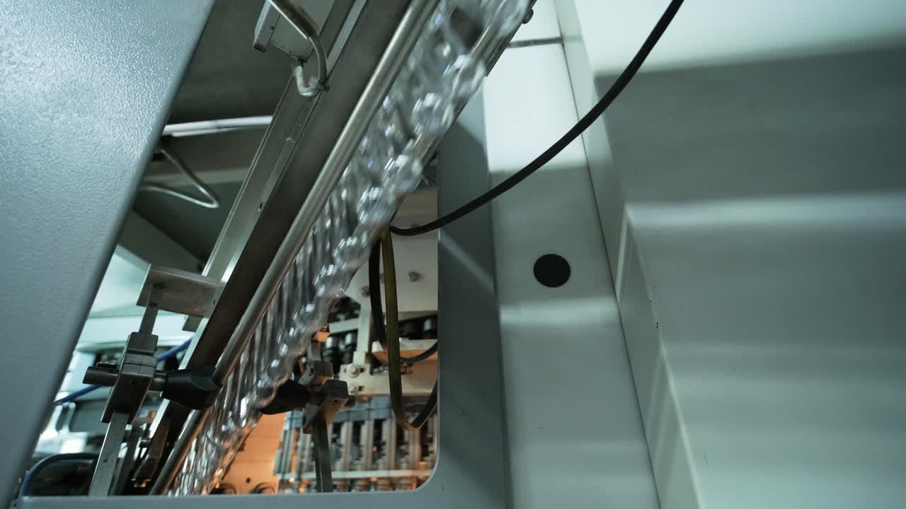 자동 채우기 기계 는 현대 음료 공장 에서 플라스틱 애완 동물 병 에 물 을  ⁇ 는다