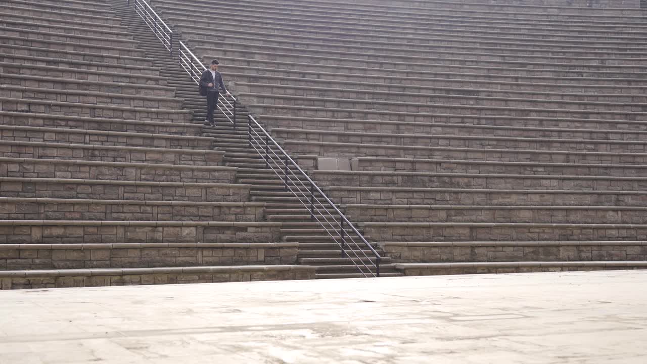 ⁇ 피테아터에서 혼자  ⁇ 는 대학생.