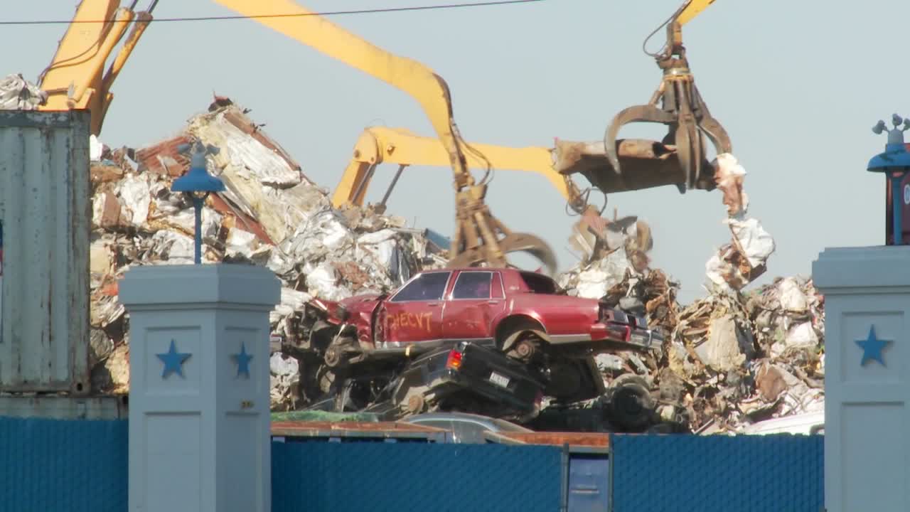 크레인은 폐차장이나 고철 마당에서 버려지고 파괴된 자동차 주변의 고철을 들어 올리고 옮깁니다.