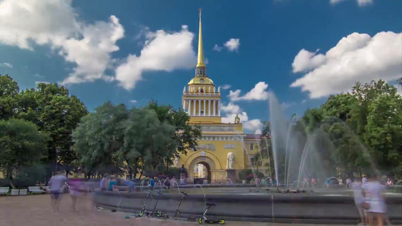 Timelapse Hyperlapse da Fonte da Entrada Principal do Edifício do Almirantado em um dia ensolarado de verão em São Petersburgo. Pessoas caminhando ao redor da fonte.