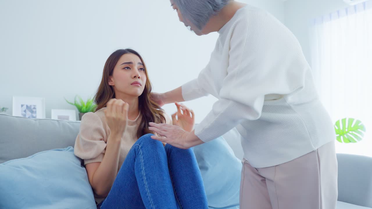 어머니가 딸을 위로하는 것