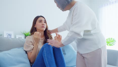 어머니가 딸을 위로하는 것