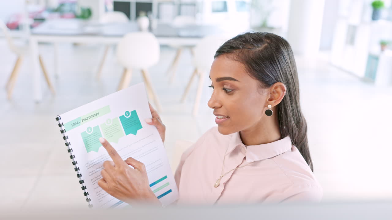 mujer de ventas consultando a través de una llamada de zoom