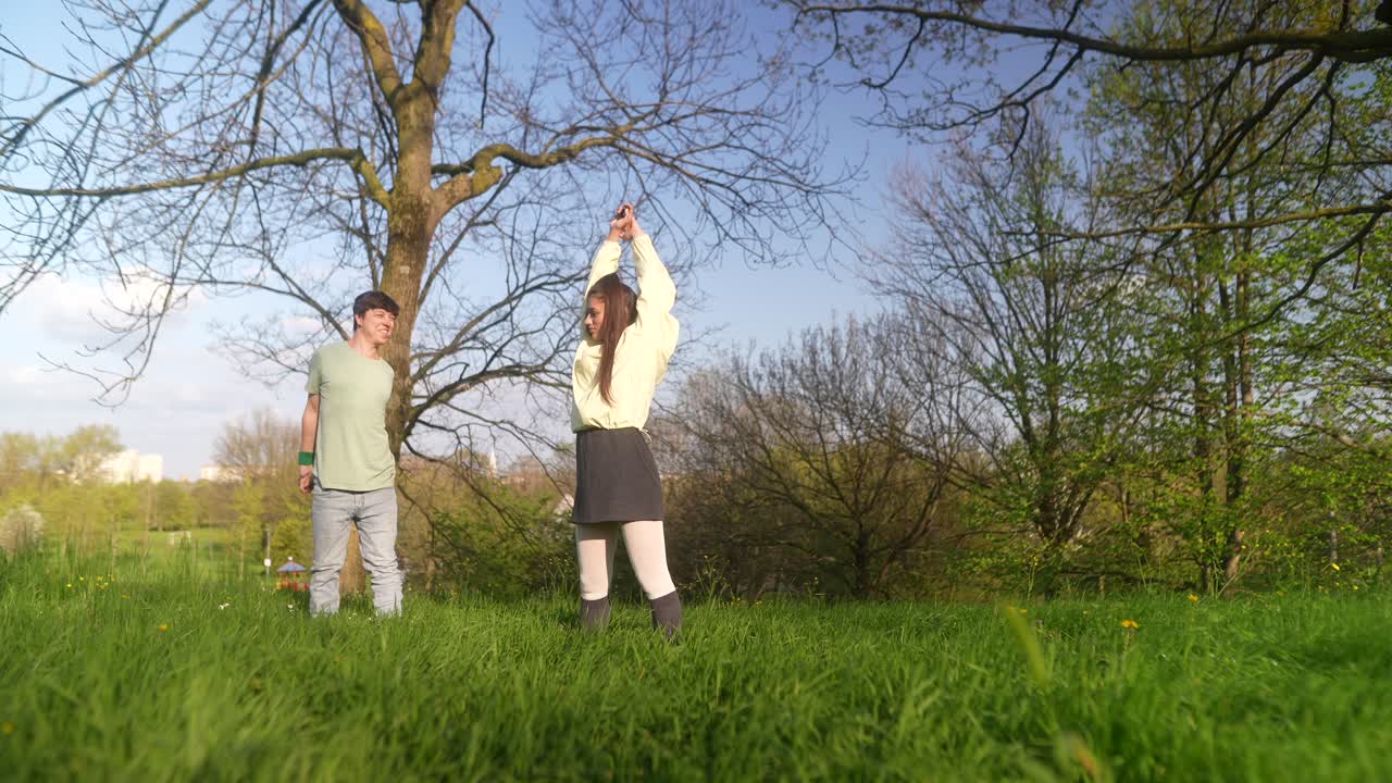 공원에서 휴식을 취하는 부부