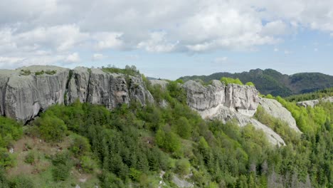 drohnenbeschuss vor dem belintash-plateau, einer malerischen natürlichen felsformation in den rhodope-bergen in der provinz plovdiv, bulgarien