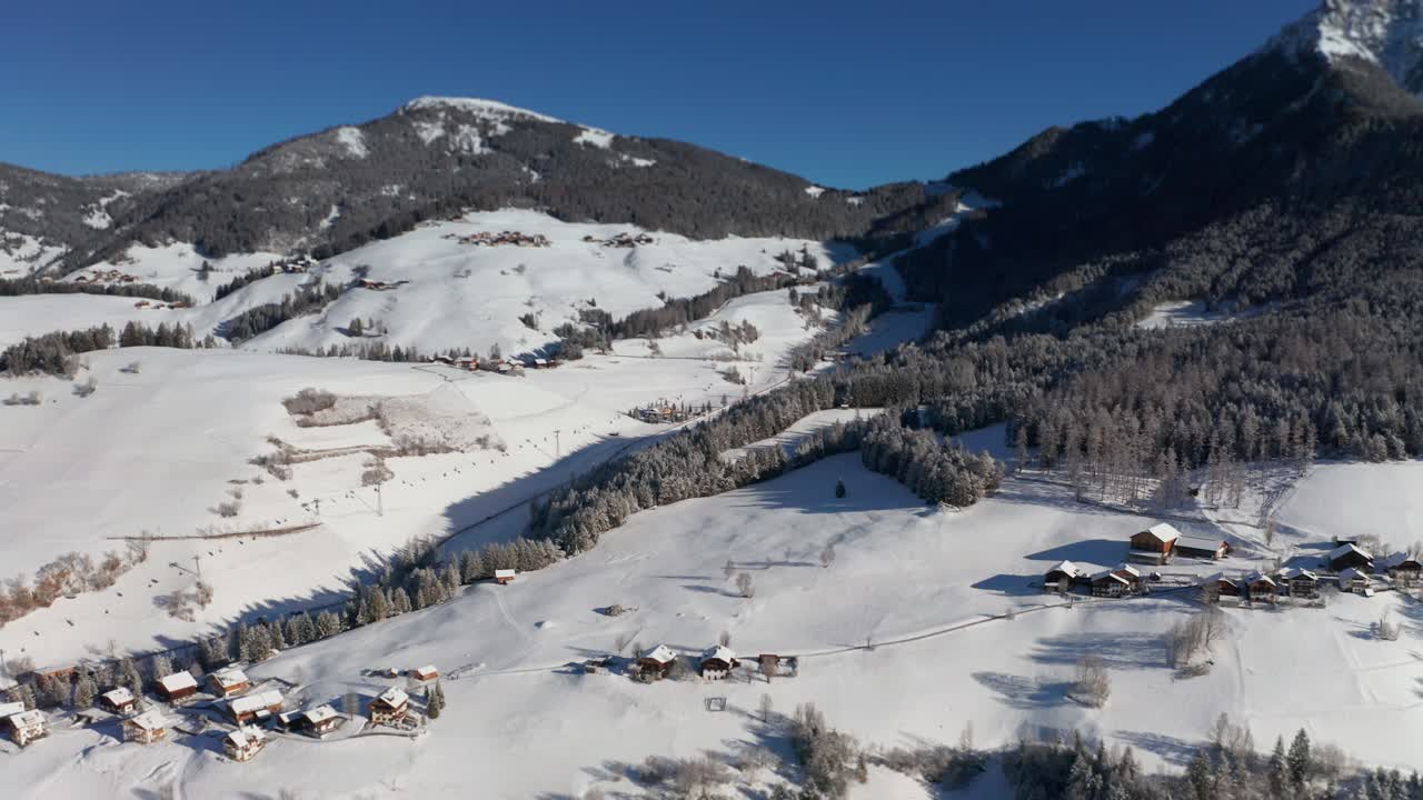 vista invernal de la pista de esquí miara en la estación de esquí plan de corones en la ciudad de san vigilio di marebbe los dolomitas italianos
