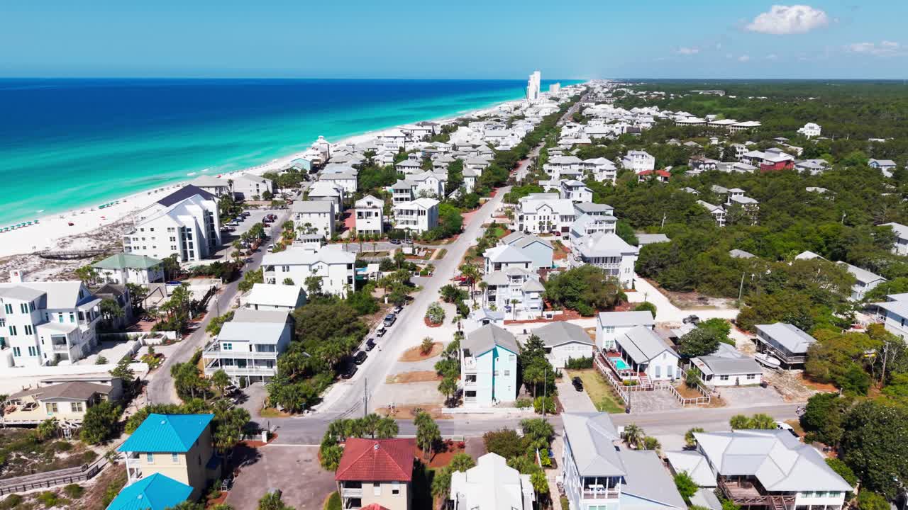 Cảnh quay toàn cảnh bằng drone khu vực bãi biển Santa Rosa ven biển gần Vịnh màu ngọc lam, Florida, Hoa Kỳ.