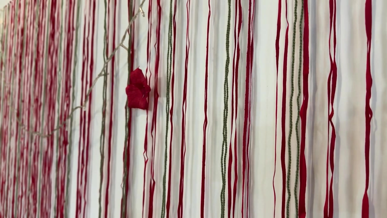 Festlig scene fra Yalda-natten: juleaften, smukt dekorativt elegant rødt snordesign, vævet varmt symbolsk hængeornament, indpakket lys, bord, kunstnerisk traditionel persisk familie, hyggelig granatæble.
