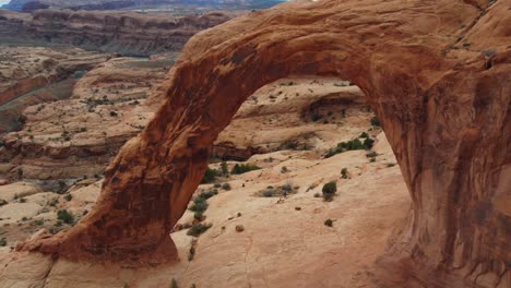 Fliegen-In-Der-Nähe-Des-Natürlichen-Sandsteinbogens-Corona-Arch-In-Der-Nähe-Von-Moab,-Utah,-Vereinigte-Staaten