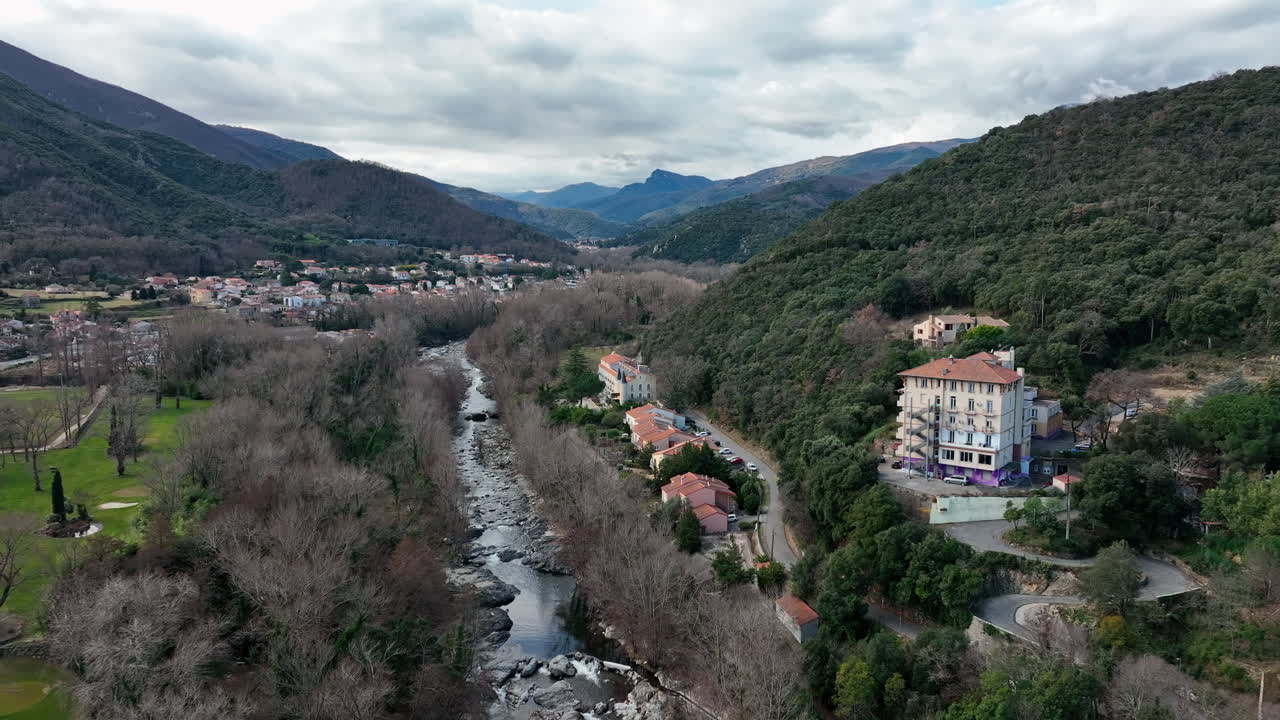 las tomas aéreas panorámicas revelan los vibrantes tonos y terrenos de amélie-les-bains-