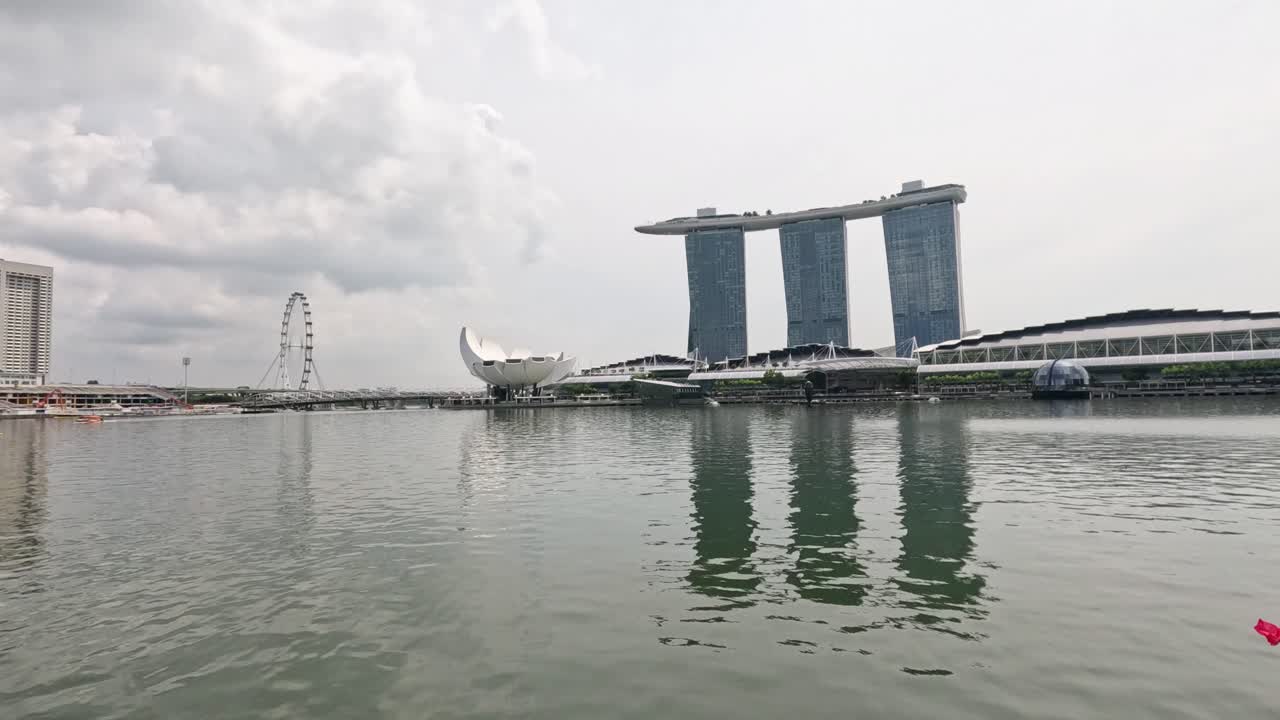 물 위의 도시 스카이라인의 진보적인 전망.