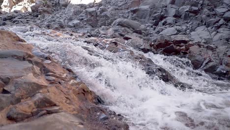 Zeitlupenwasserfall-In-Einer-Schlucht-In-Der-Nähe-Von-Wüste-San-Pedro-De-Atacama,-Nordchile,-Südamerika