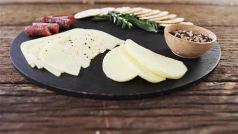 queso en rebanadas con hierbas y especias
