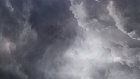 vista de 4k de volar a través de nubes grises con tormenta