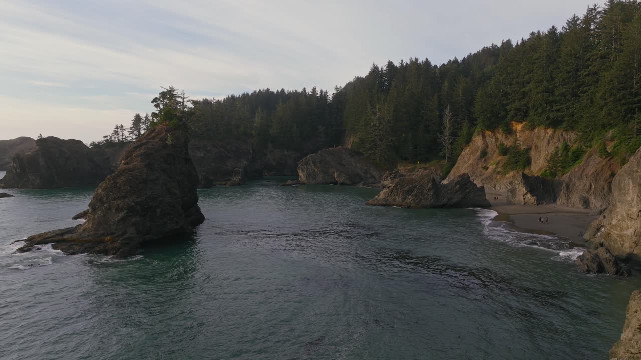 Coastal cliffs and sea in scenic Oregon park, serene and natural setting