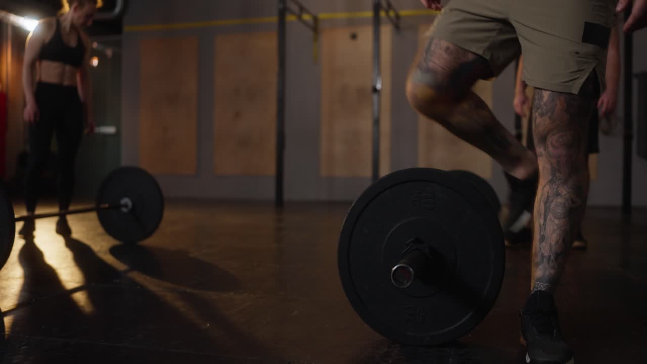 Weightlifting training in a gym