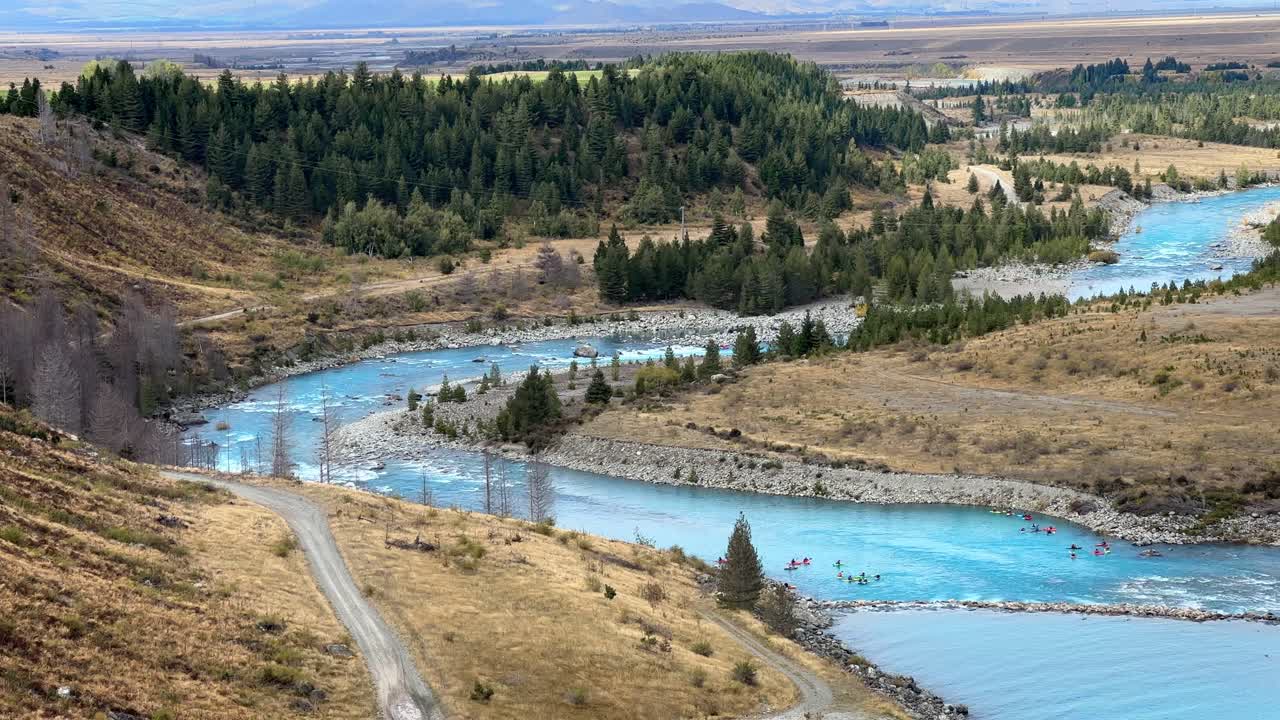 el agua del glaciar turquesa fluye por el río pukaki a través de la cuenca de mackenzie