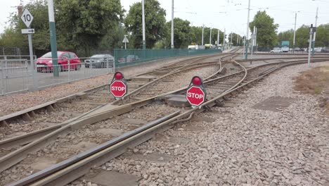 Placas-De-Marcador-De-Parada-Roja-En-Las-Líneas-De-Tranvía-De-Nottingham-Que-Advierten-A-Los-Conductores-De-Tranvía-Que-Pasen-Mientras-Se-Realizan-Trabajos-De-Mantenimiento