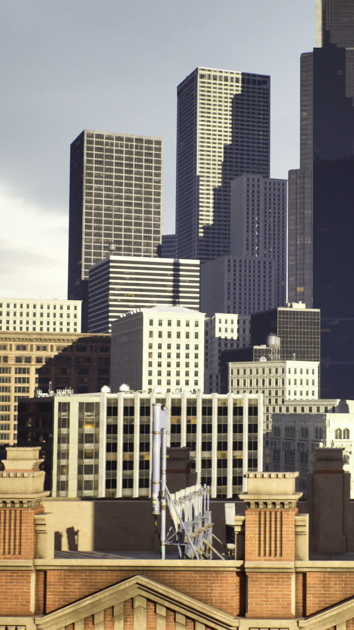 Lo skyline della città mostra edifici moderni sotto un cielo sereno durante le ore diurne.