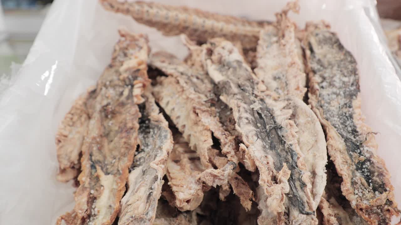 흰색 용기에 말린 생선 팩