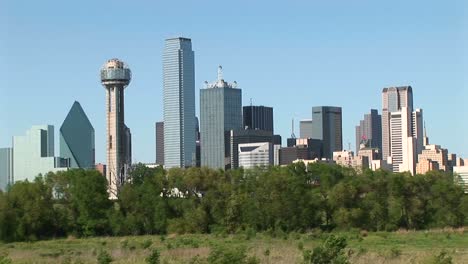 Mittlerer-Schuss-Der-Skyline-Der-Innenstadt-Von-Dallas-Texas