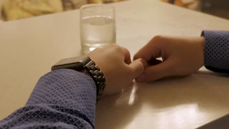 persona mirando su reloj de manzana