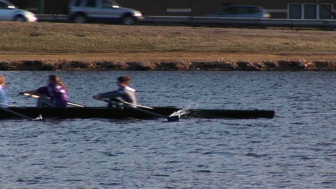 여자 팀이 조정 연습을 위해 찰스 강으로 향합니다.