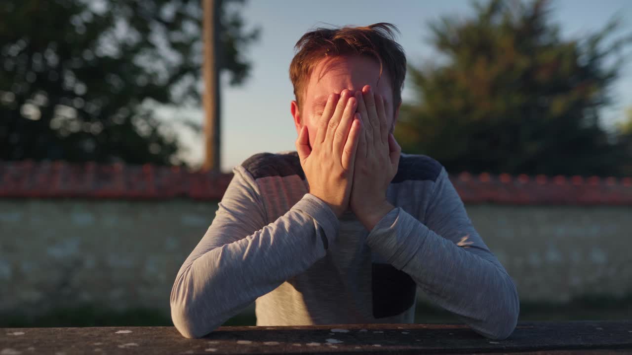 머리를 손에 들고