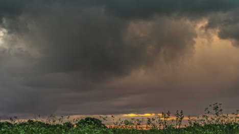 nubes tormentosas oscuras que fluyen sobre el paisaje del prado, lapso de tiempo de fusión