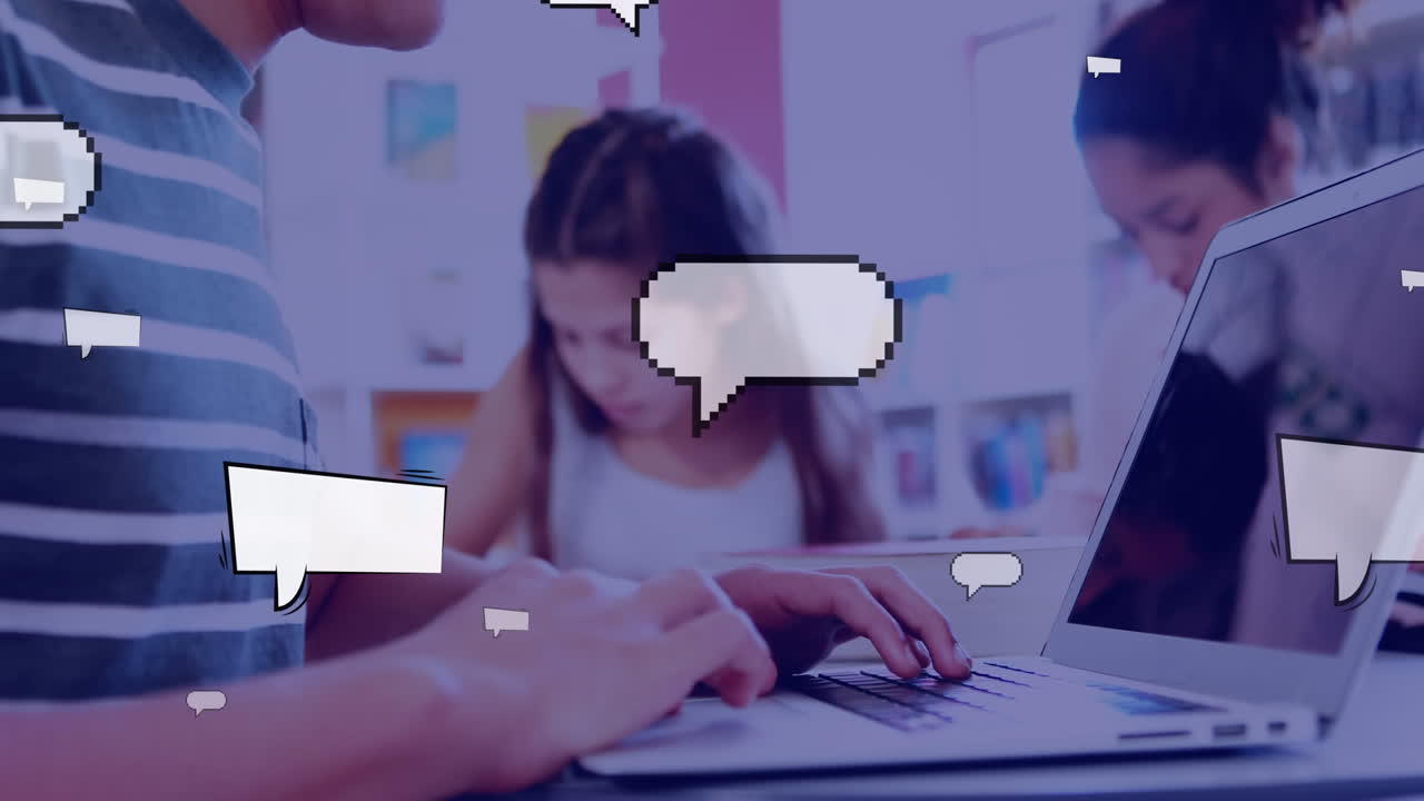 학교의 수업에서 노트북을 사용하는 소년의 중간 부분에 대한 여러 개의 빈 음성 거품