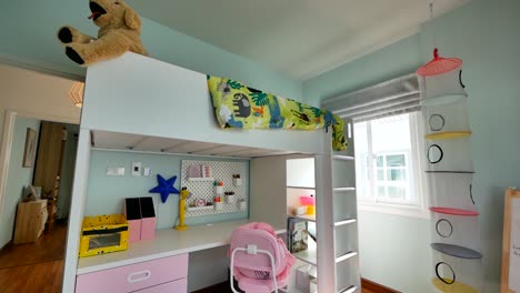 Bonita-Decoración-De-Dormitorio-Con-Elegante-Litera-Y-Rincón-De-Estudio-Para-Niños