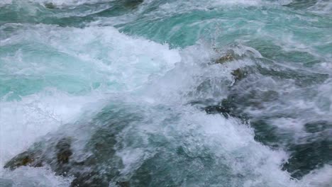 Agua-Del-Río-De-Montaña-Con-Primer-Plano-En-Cámara-Lenta