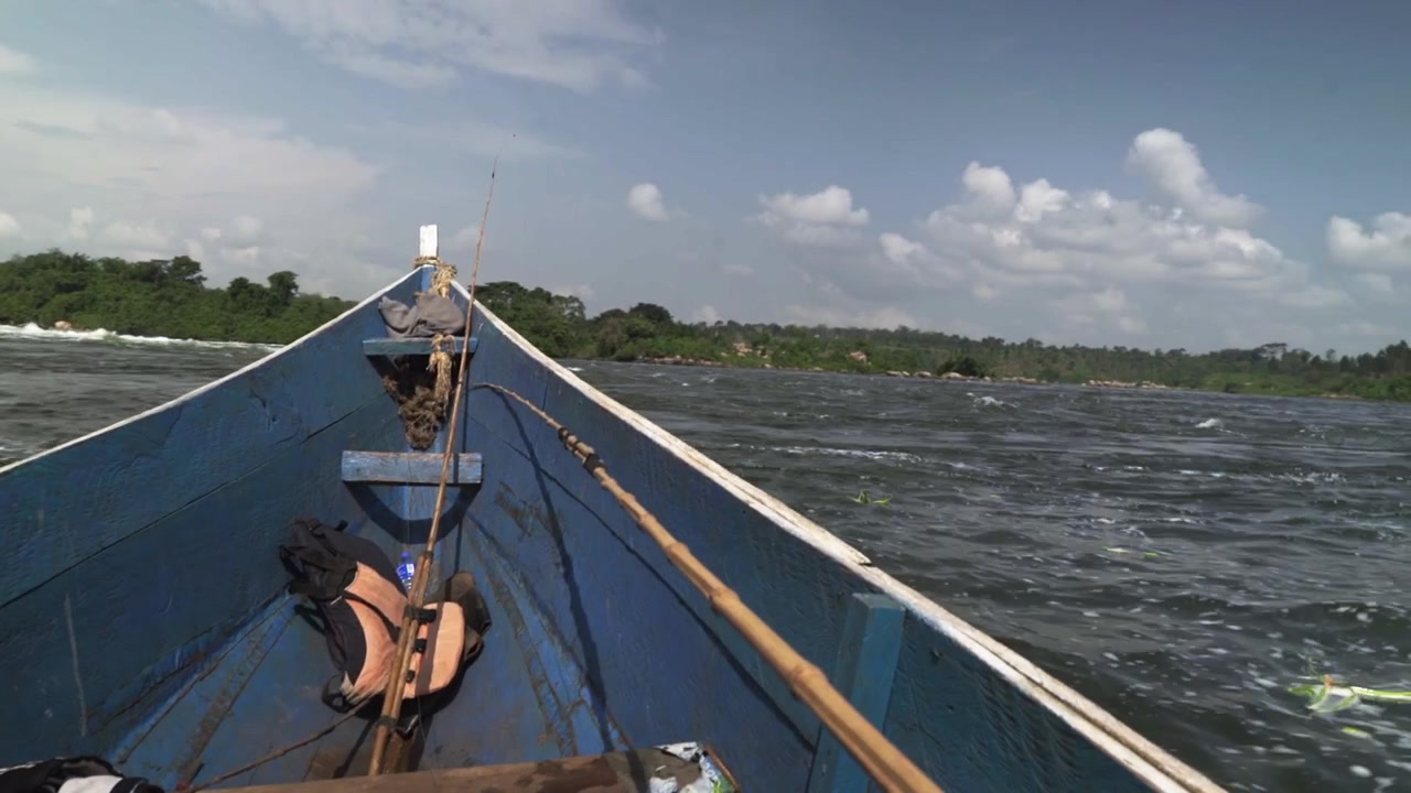 Navigando con la tradizionale barca da pesca con canna da pesca a bordo sul fiume Nilo, Uganda